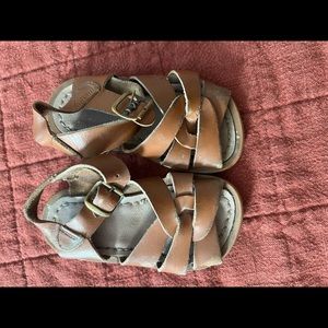 Salt Water Brown Sandler toddler 5 unisex